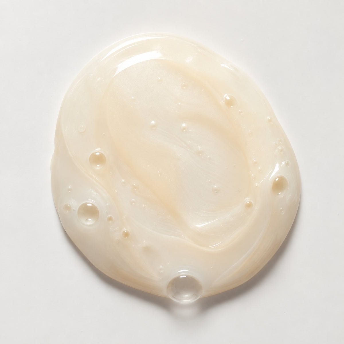 Texture of Arianna Men Dead Sea Mineral Shampoo, a creamy pearl gel
